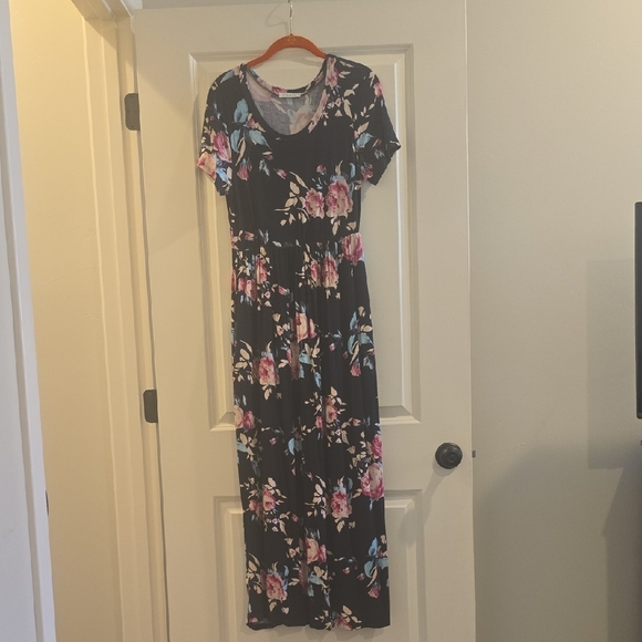 Chic Black Floral Maxi Dress - Picture 1 of 1